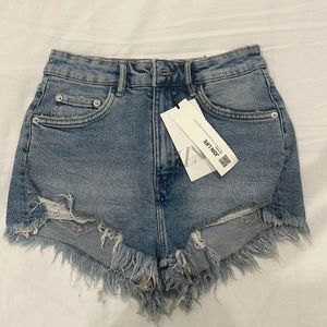 Brand new w/ tags Zara jean shorts! US size 4 and EUR size 36!!!